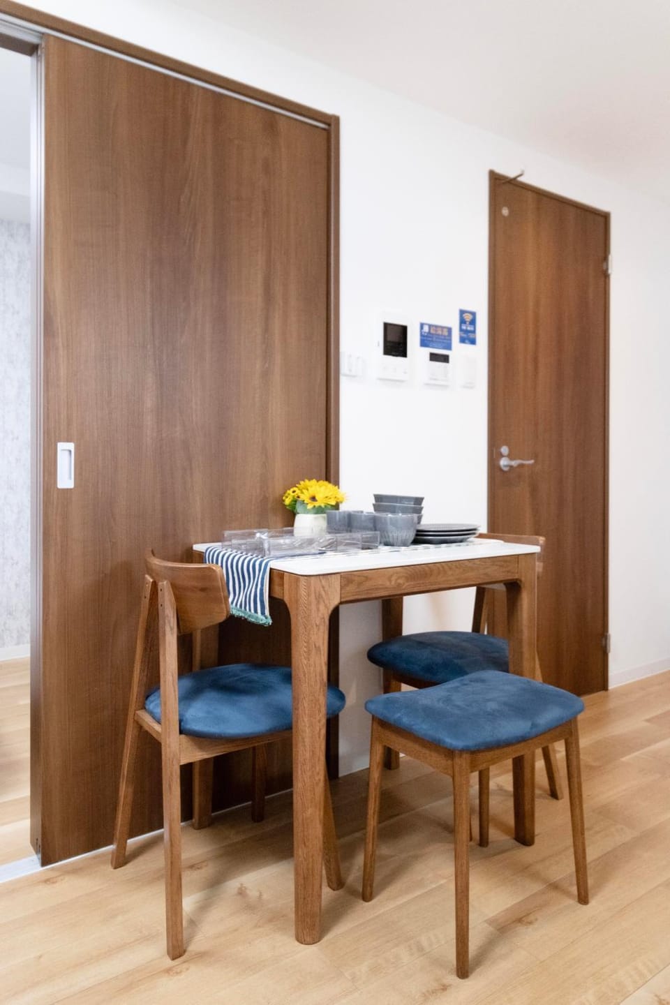 Photo of the whole room, Dining area, Food, furniture