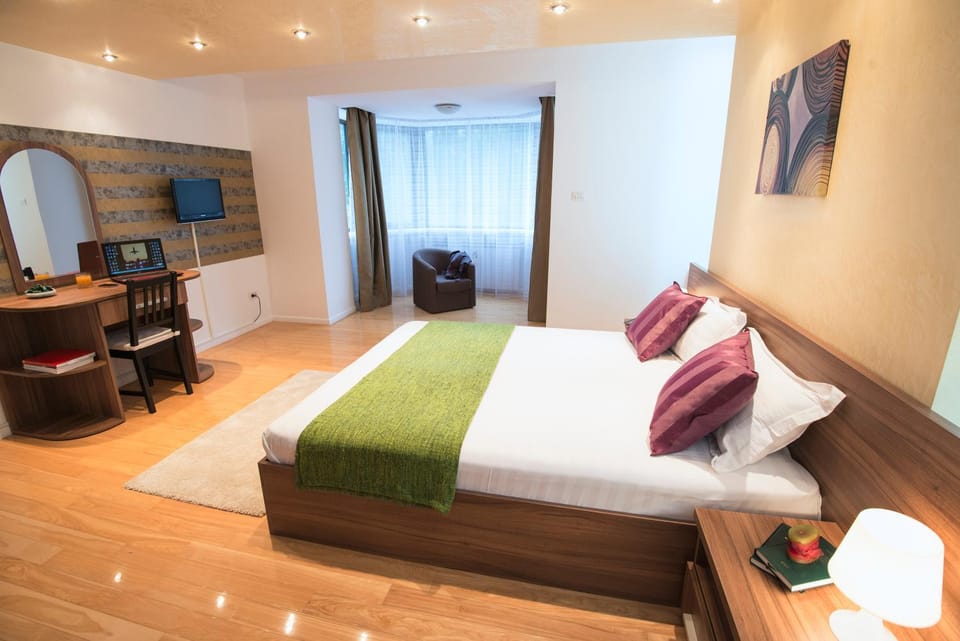 Photo of the whole room, Bedroom