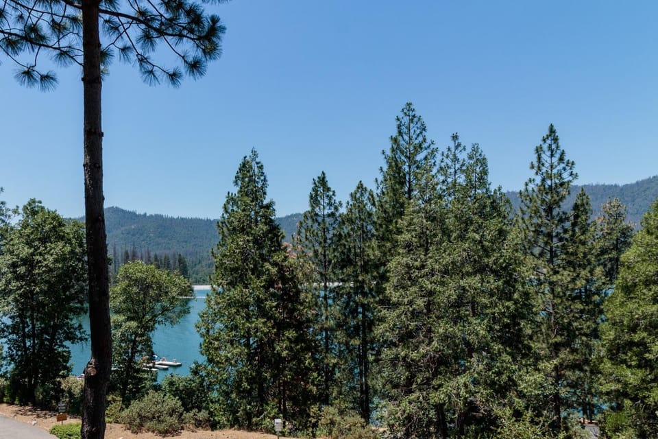 Knott Lakeview House in Sierra Nevada