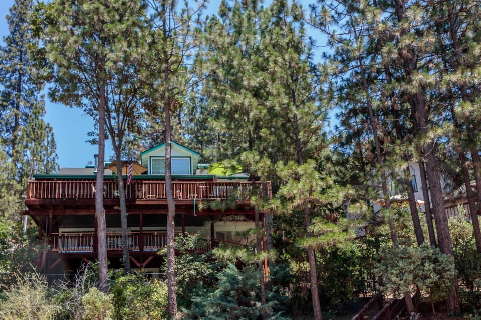 Knott Lakeview House in Sierra Nevada
