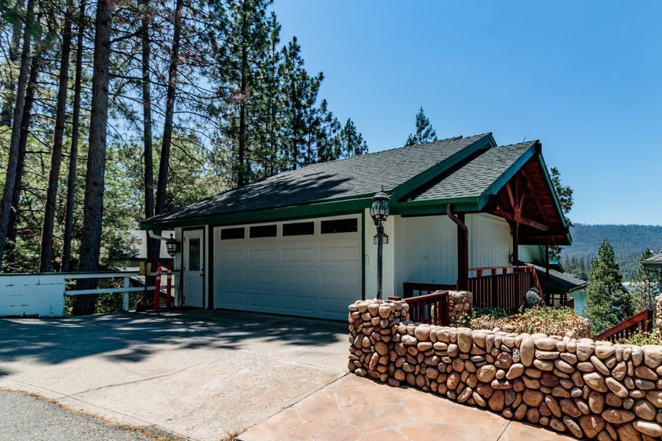 Knott Lakeview House in Sierra Nevada