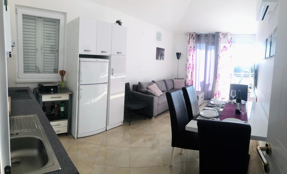 Kitchen or kitchenette, Seating area, Dining area