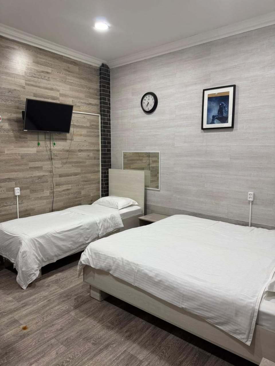 Bed, TV and multimedia, Photo of the whole room, Bedroom