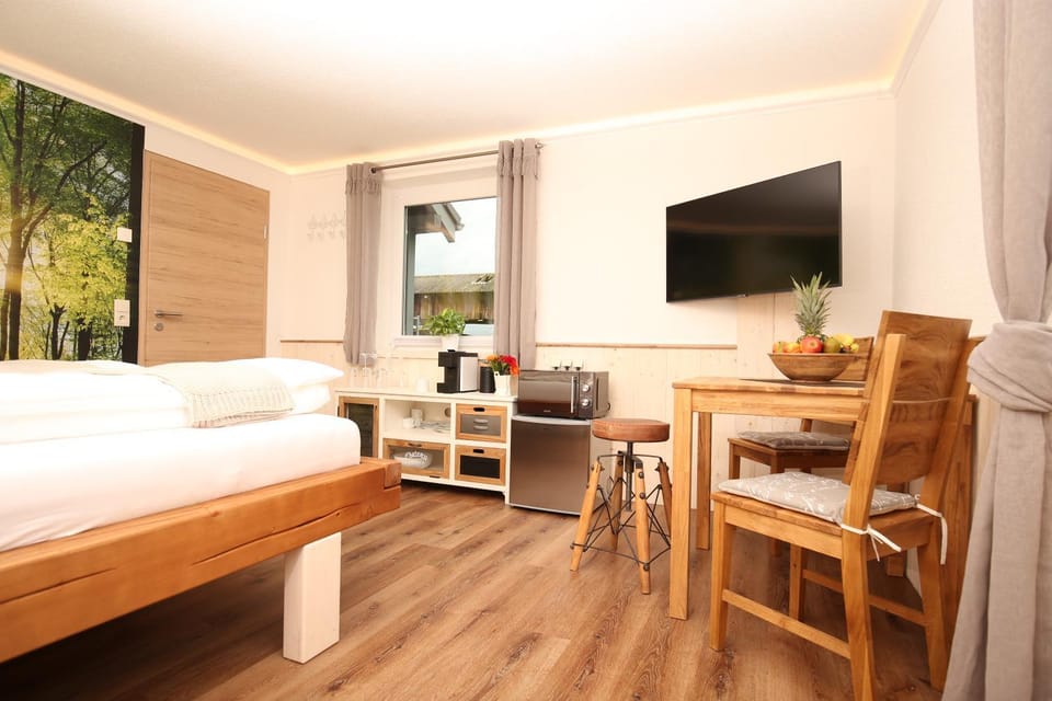 TV and multimedia, Seating area, Dining area
