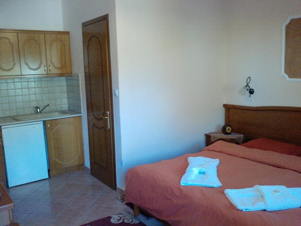 Bed, Kitchen or kitchenette