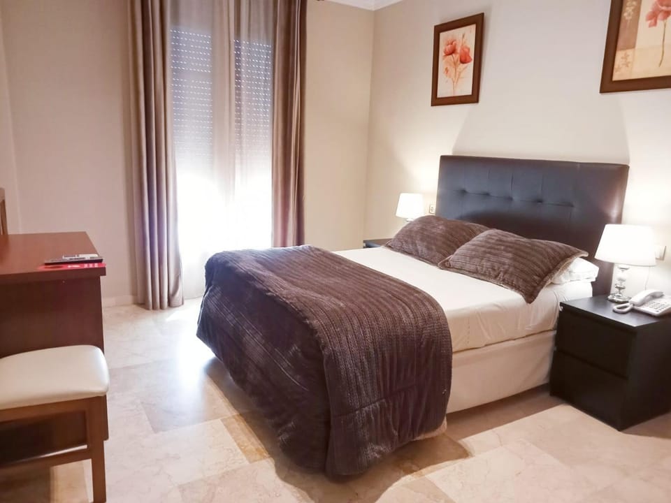 Bed, Other, Photo of the whole room, Decorative detail, Bedroom, Street view, Area and facilities, locker, air conditioner