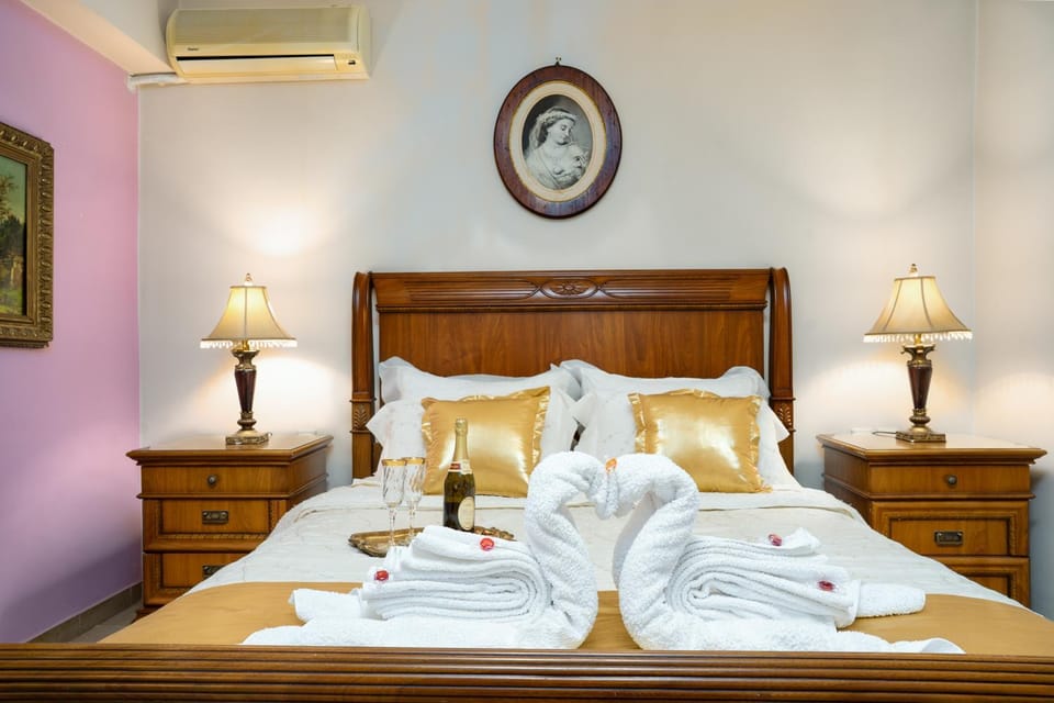 Bed, Bedroom, towels