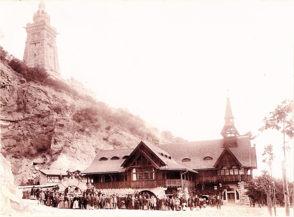 Property building, Nearby landmark, Restaurant/places to eat, Off site, Natural landscape, Banquet/Function facilities, On site, Landmark view, Mountain view