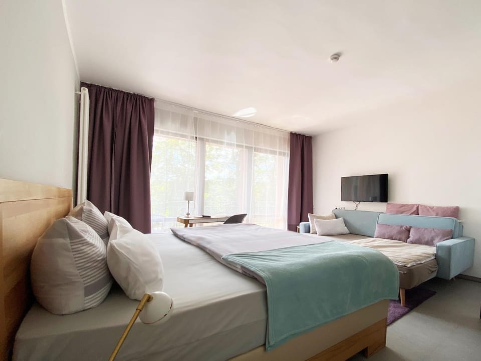 TV and multimedia, Seating area, Bedroom