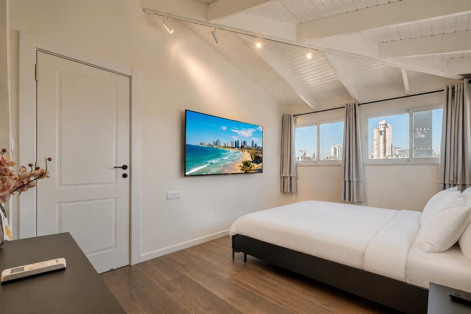 Bed, TV and multimedia, Photo of the whole room, Bedroom, flat iron, hair dryier, air conditioner