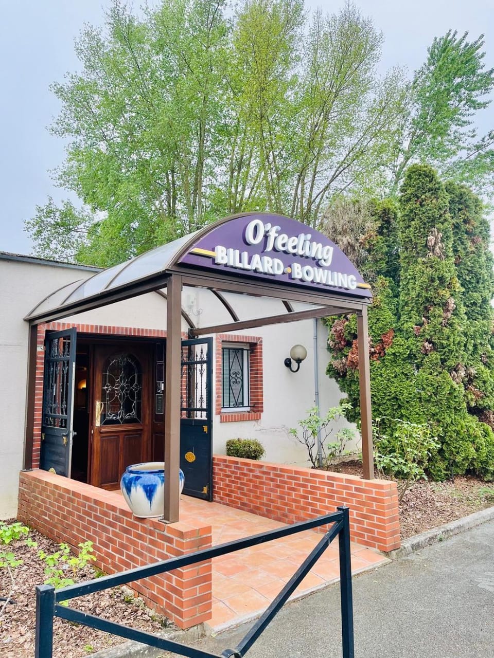 Bowling, Lounge or bar