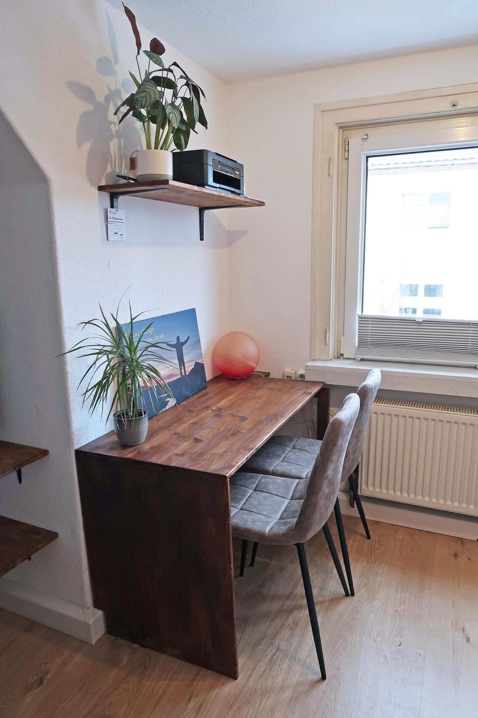 Photo of the whole room, hair dresser