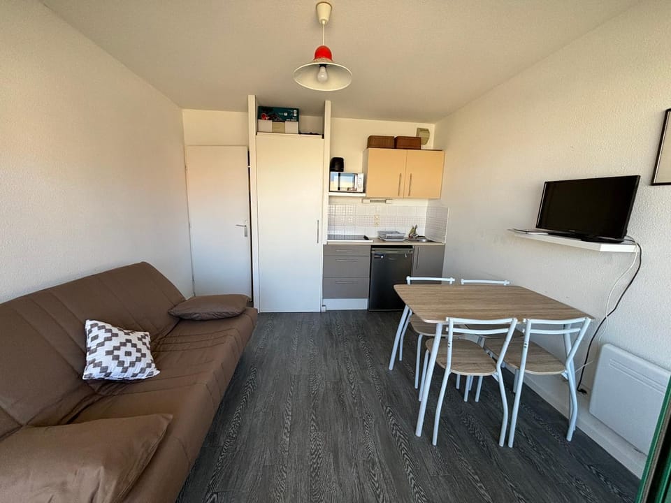 Bed, Kitchen or kitchenette, Seating area, Dining area