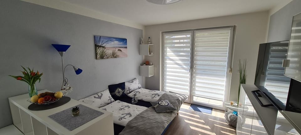 TV and multimedia, Photo of the whole room, Bedroom