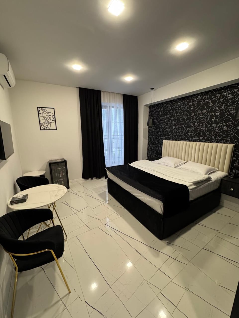 Bed, TV and multimedia, Living room, Photo of the whole room, Seating area, Bedroom, air conditioner