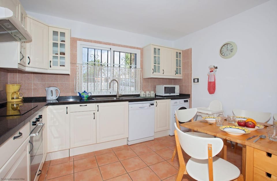 Property building, Kitchen or kitchenette, Living room