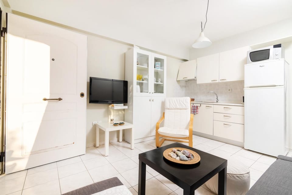 TV and multimedia, Kitchen or kitchenette, Living room, Seating area