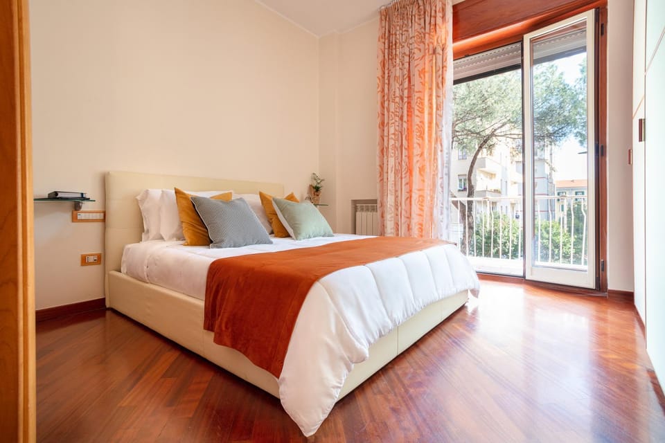 Bed, View (from property/room), Balcony/Terrace, Decorative detail, Bedroom