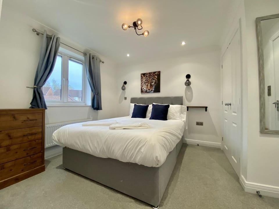 Gorgeous 3 Bedroom 2 Bathroom Family Home House in Bracknell