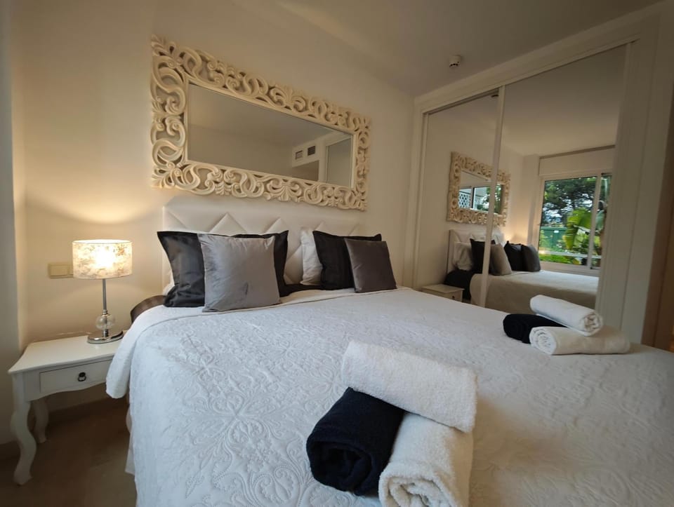 Bed, Bedroom, towels