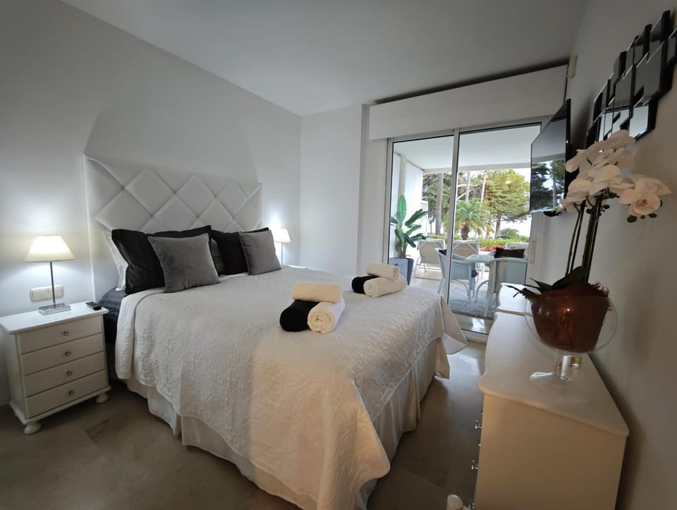 Bed, Bedroom, towels