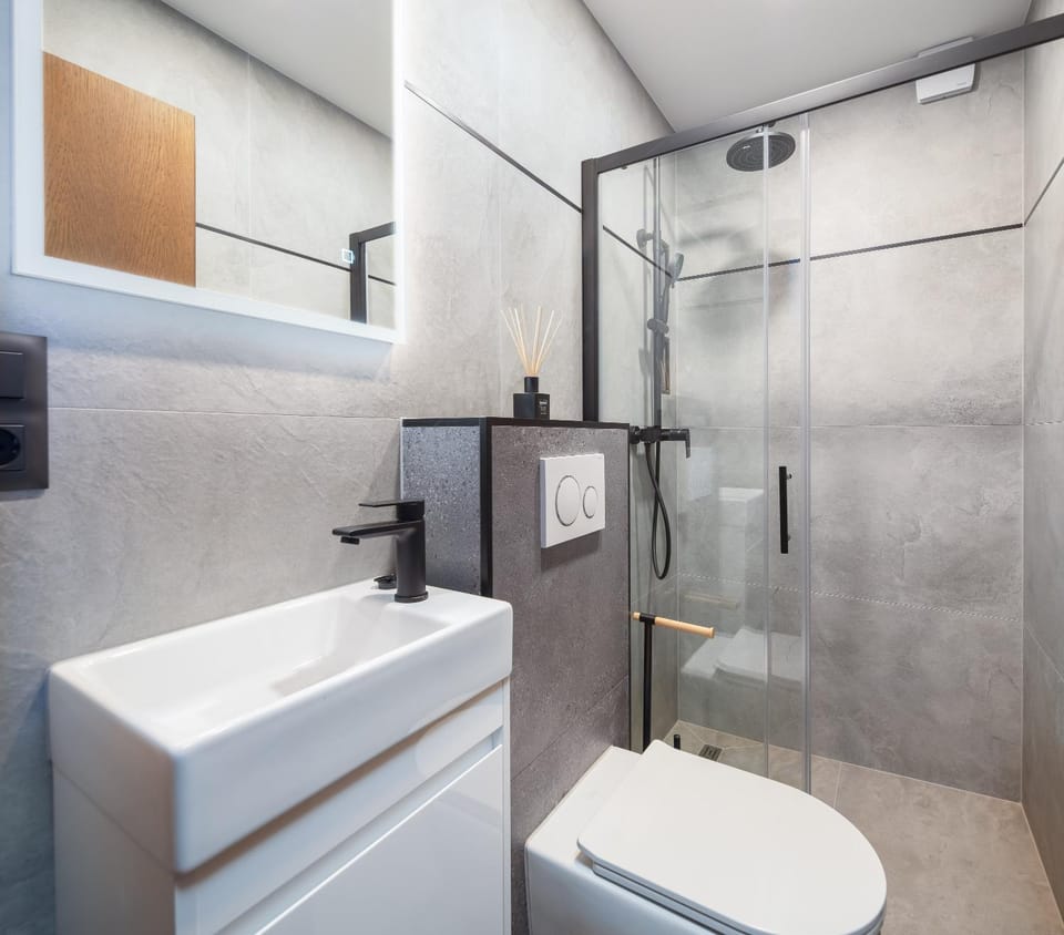 Shower, Toilet