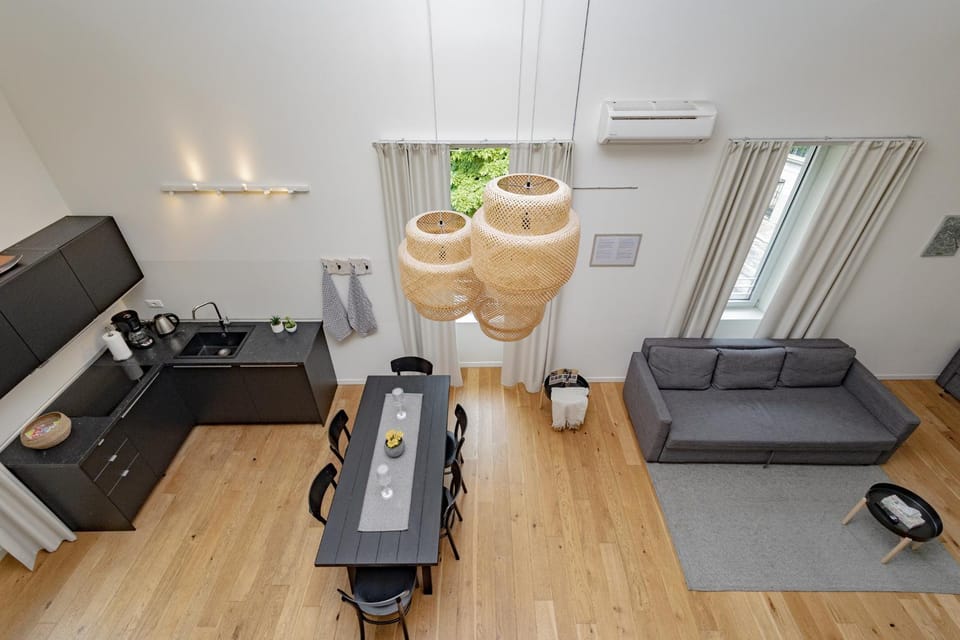 Communal lounge/ TV room, TV and multimedia, Kitchen or kitchenette, Living room, Seating area, Dining area, Evening entertainment, air conditioner