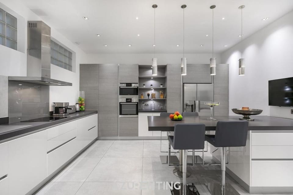 TV and multimedia, Dining area, dishwasher, oven, stove, kitchen