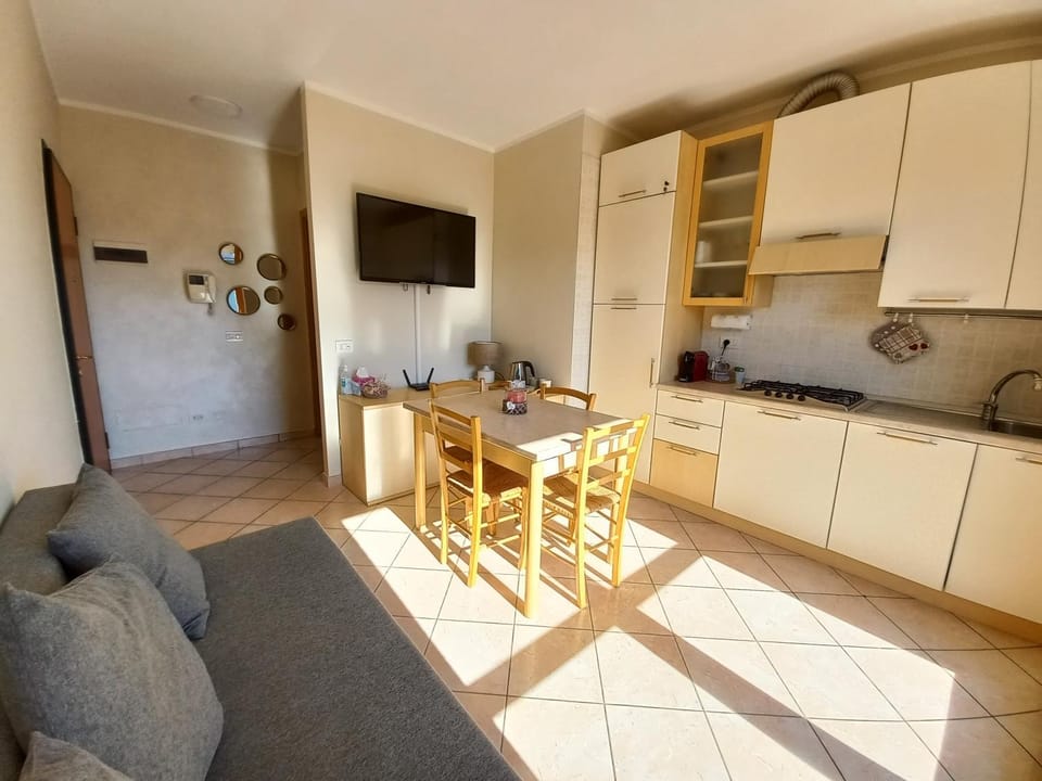 Kitchen or kitchenette, Living room, Seating area, Dining area, Communal kitchen