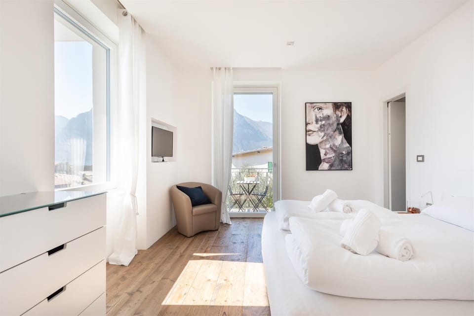Bedroom, Lake view