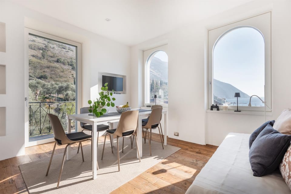 Living room, Garden view, Lake view