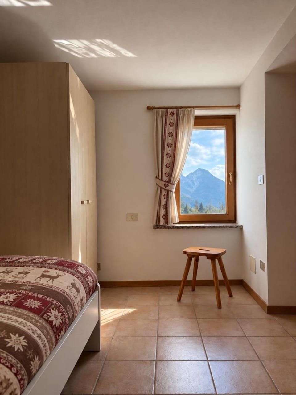 Scenic Mountain Views, Free Parking & Skiing Apartment in Trentino-South Tyrol