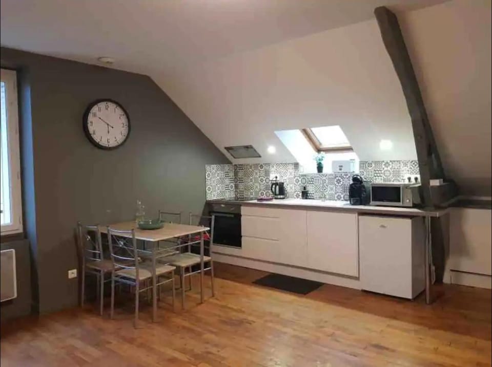 Kitchen or kitchenette, Dining area