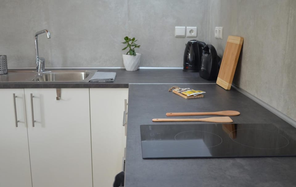 Coffee/tea facilities, Kitchen or kitchenette, stove