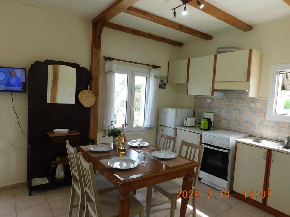 TV and multimedia, Kitchen or kitchenette, Dining area, oven, stove