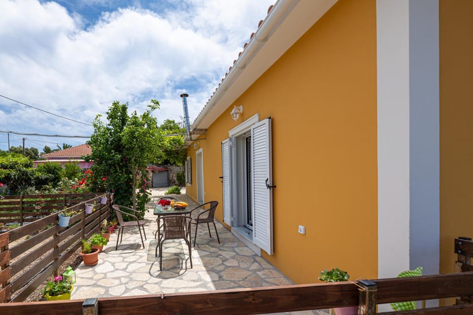 Property building, Day, Balcony/Terrace