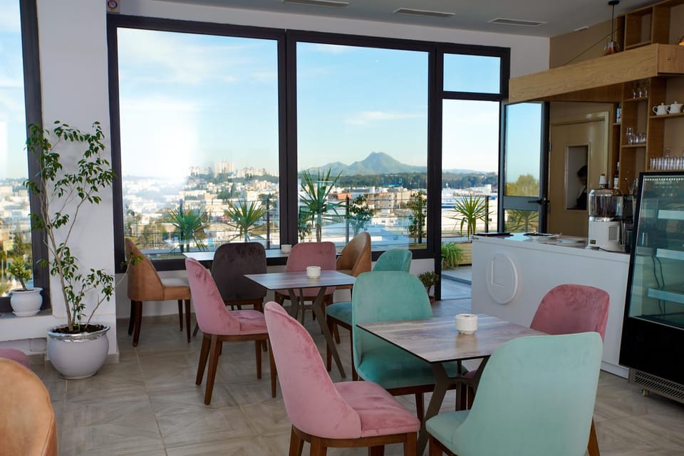 Restaurant/places to eat, City view, Mountain view, Breakfast