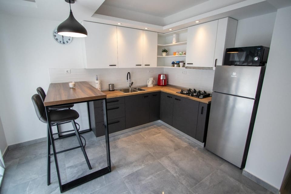 Kitchen or kitchenette, Dining area, minibar, pet friendly, stove