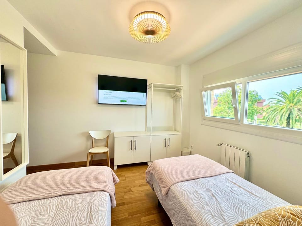 Bed, TV and multimedia, Photo of the whole room, Bedroom, internet