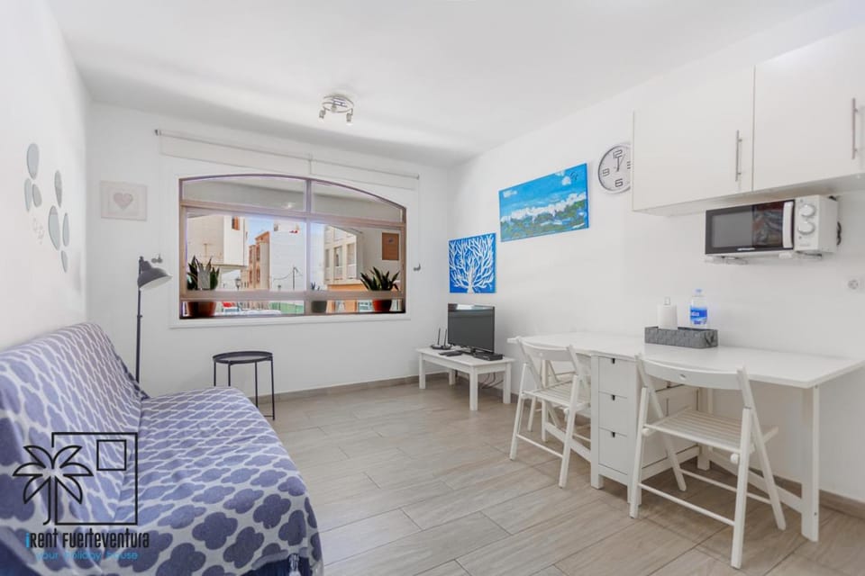 TV and multimedia, Kitchen or kitchenette, Living room, Dining area, City view, Quiet street view, internet