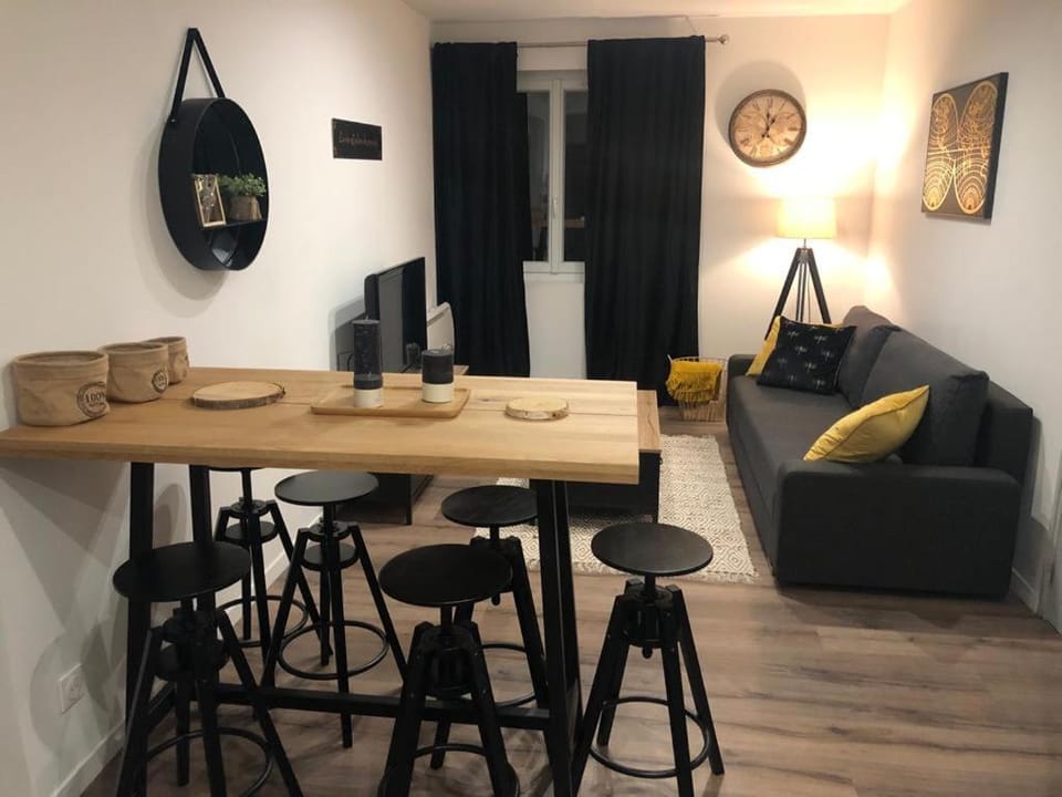 Living room, Lounge or bar, Seating area, Dining area