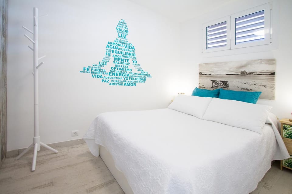 Photo of the whole room, Bedroom