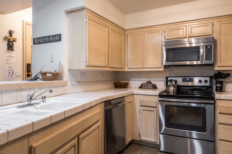 Warm and cozy upgraded 2 bedrm 2 bath single level condo in Snowcreek complex phase IV 563 Sleeps 6 Apartment in Mammoth Lakes
