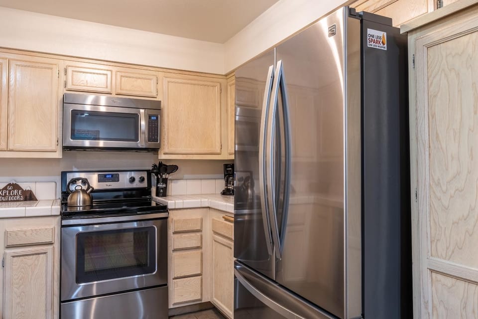 Warm and cozy upgraded 2 bedrm 2 bath single level condo in Snowcreek complex phase IV 563 Sleeps 6 Apartment in Mammoth Lakes