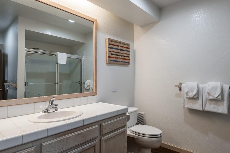 Warm and cozy upgraded 2 bedrm 2 bath single level condo in Snowcreek complex phase IV 563 Sleeps 6 Apartment in Mammoth Lakes