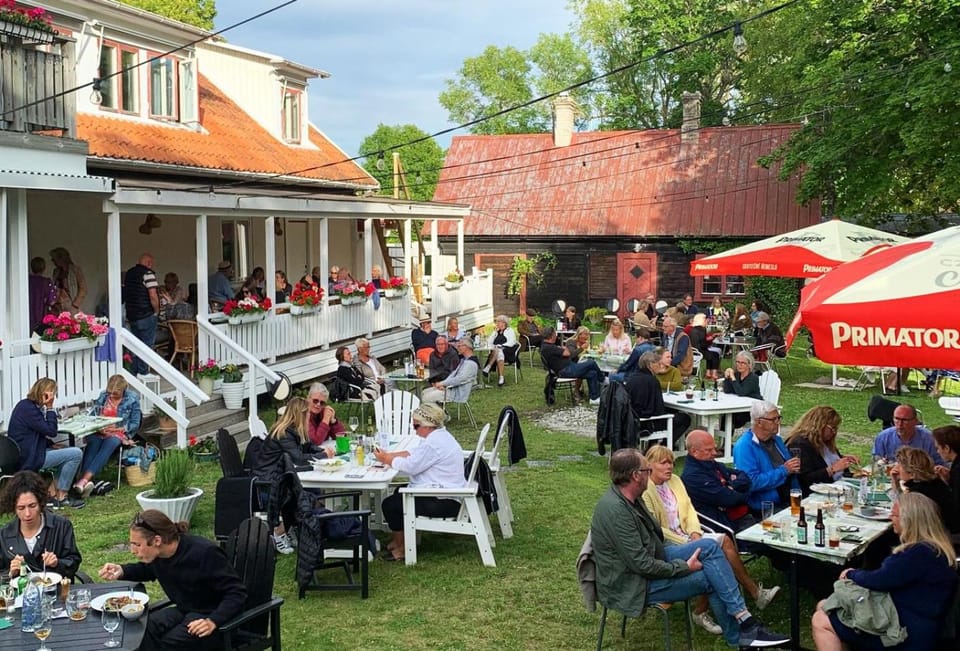 Property building, Restaurant/places to eat, People, Garden, Garden view