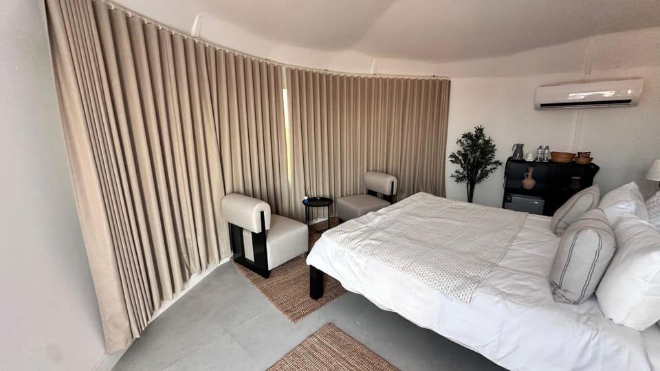 Bed, Photo of the whole room, Seating area, Bedroom, air conditioner