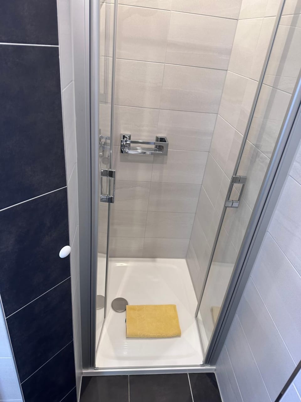 Shower, Bathroom, towels