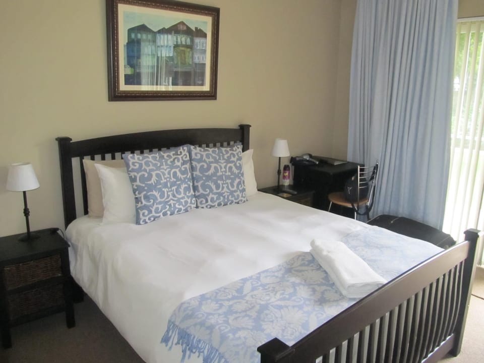 Bed, Bedroom, Garden view