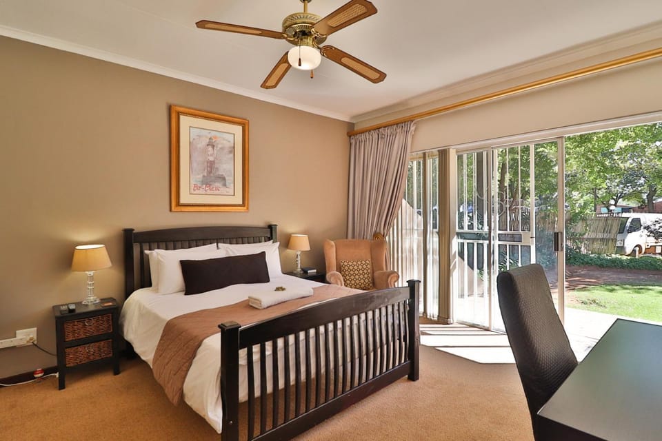 Bed, Photo of the whole room, Bedroom, Garden view